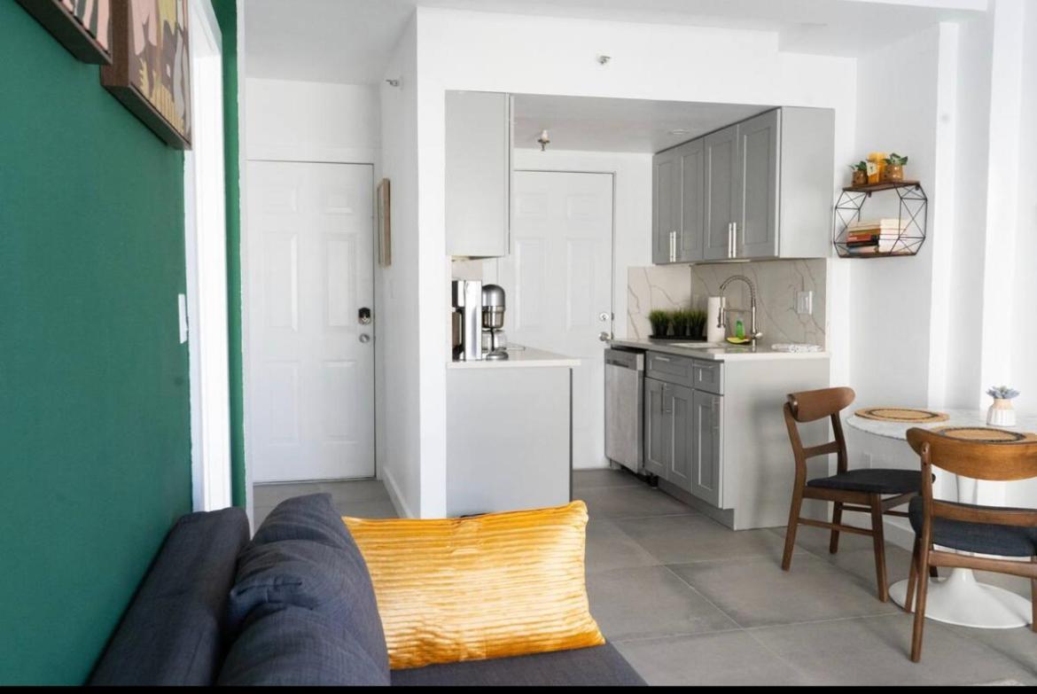Newely Remodeled Apartment Only 1 Min To The Beach! 마이애미 비치 외부 사진